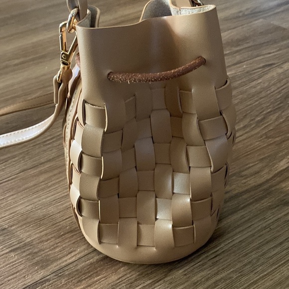 NWOT MELIE BIANCO VEGAN LEATHER BAG - JODY
Woven bucket crossbody - Picture 5 of 10